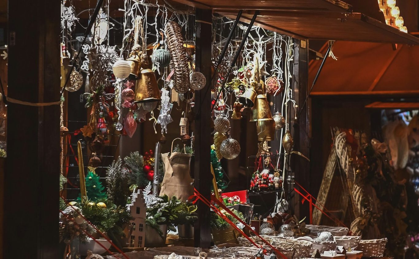 Festlich beleuchteter Weihnachtsmarkt in Münster mit Kunsthandwerk und Ständen